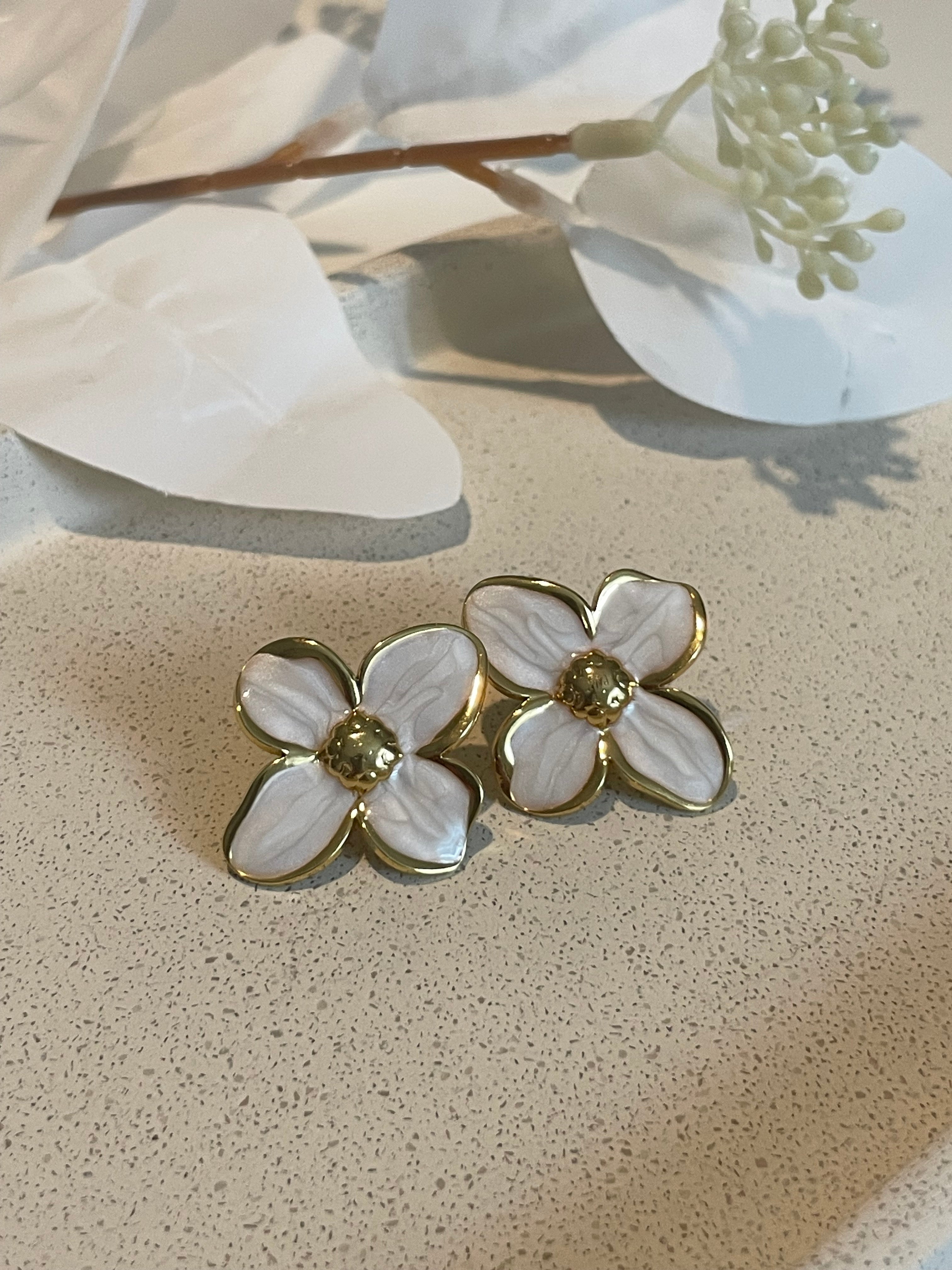 Boucle d’oreille fleur blanche