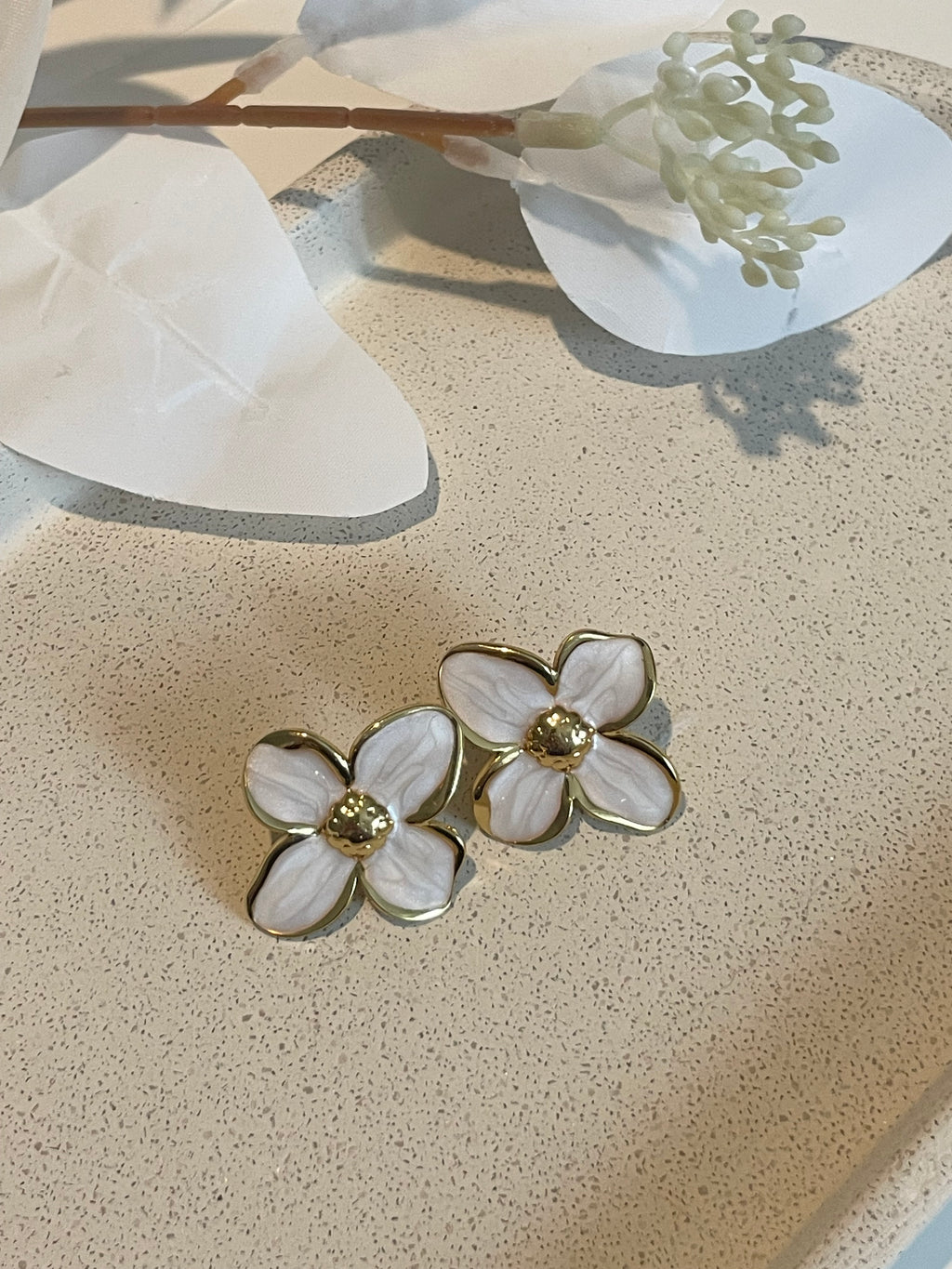 Boucle d’oreille fleur blanche