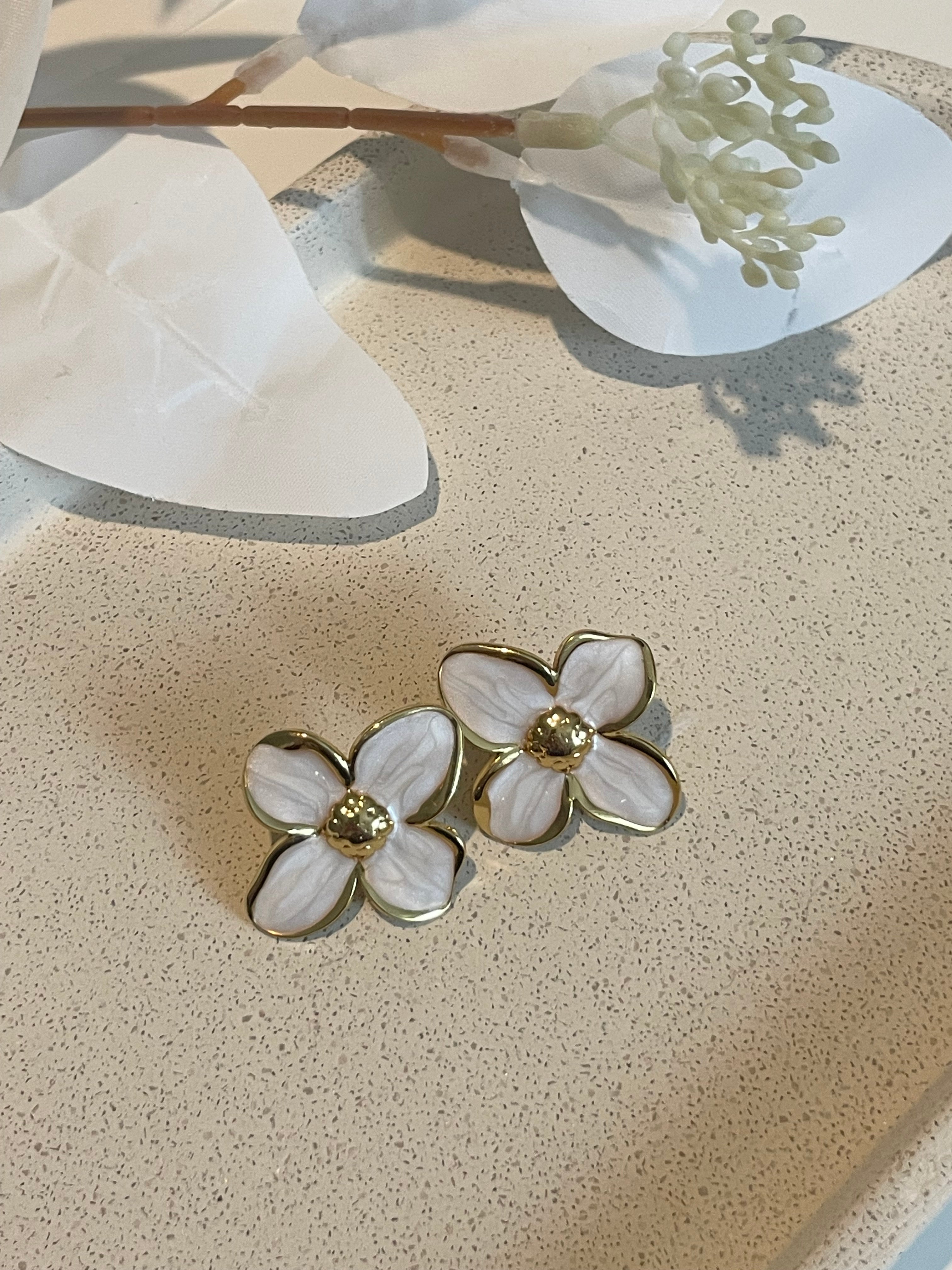 Boucle d’oreille fleur blanche