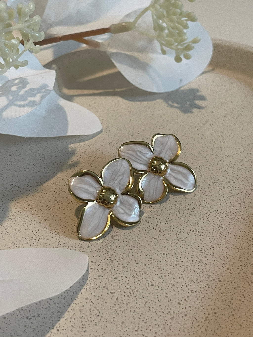 Boucle d’oreille fleur blanche