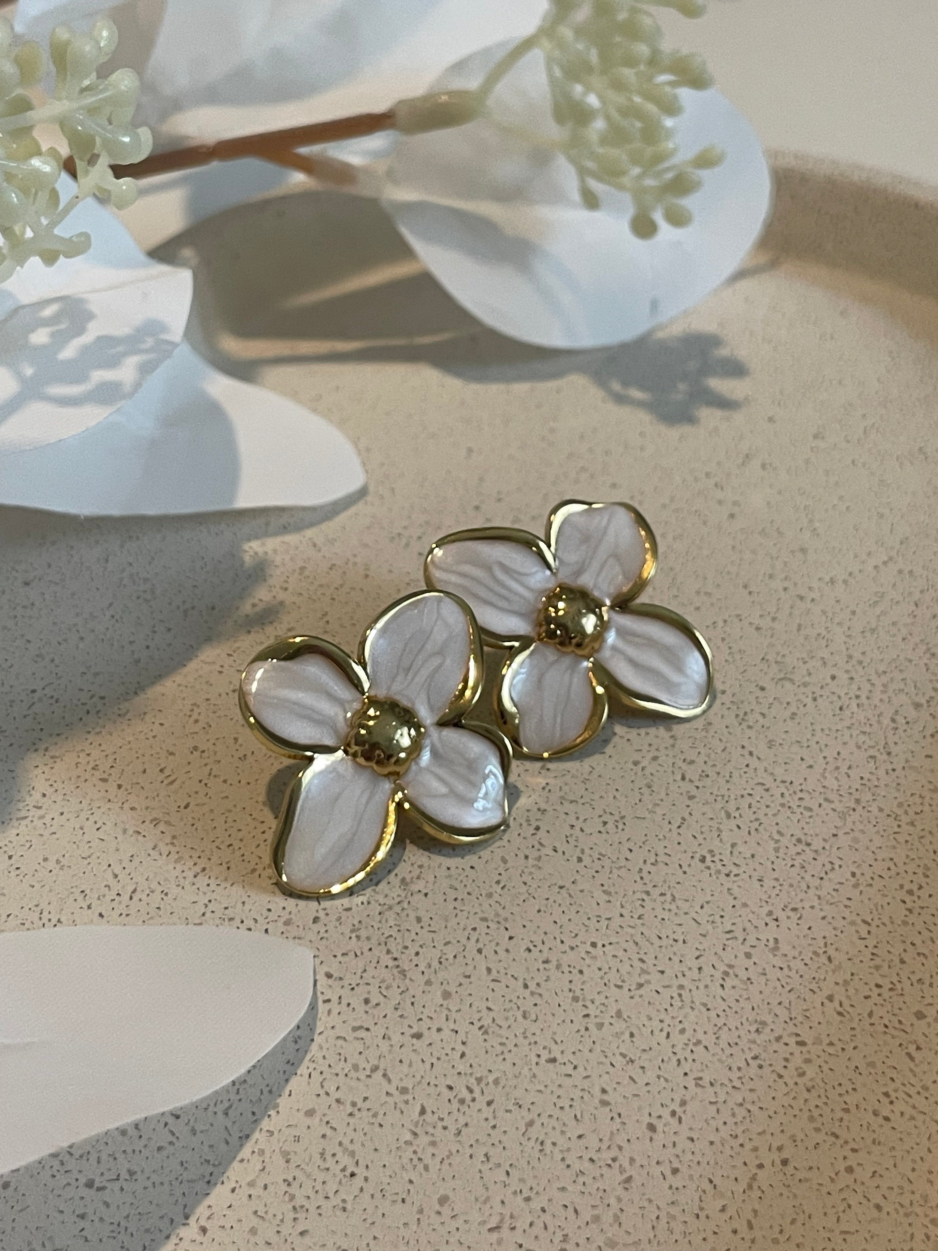 Boucle d’oreille fleur blanche