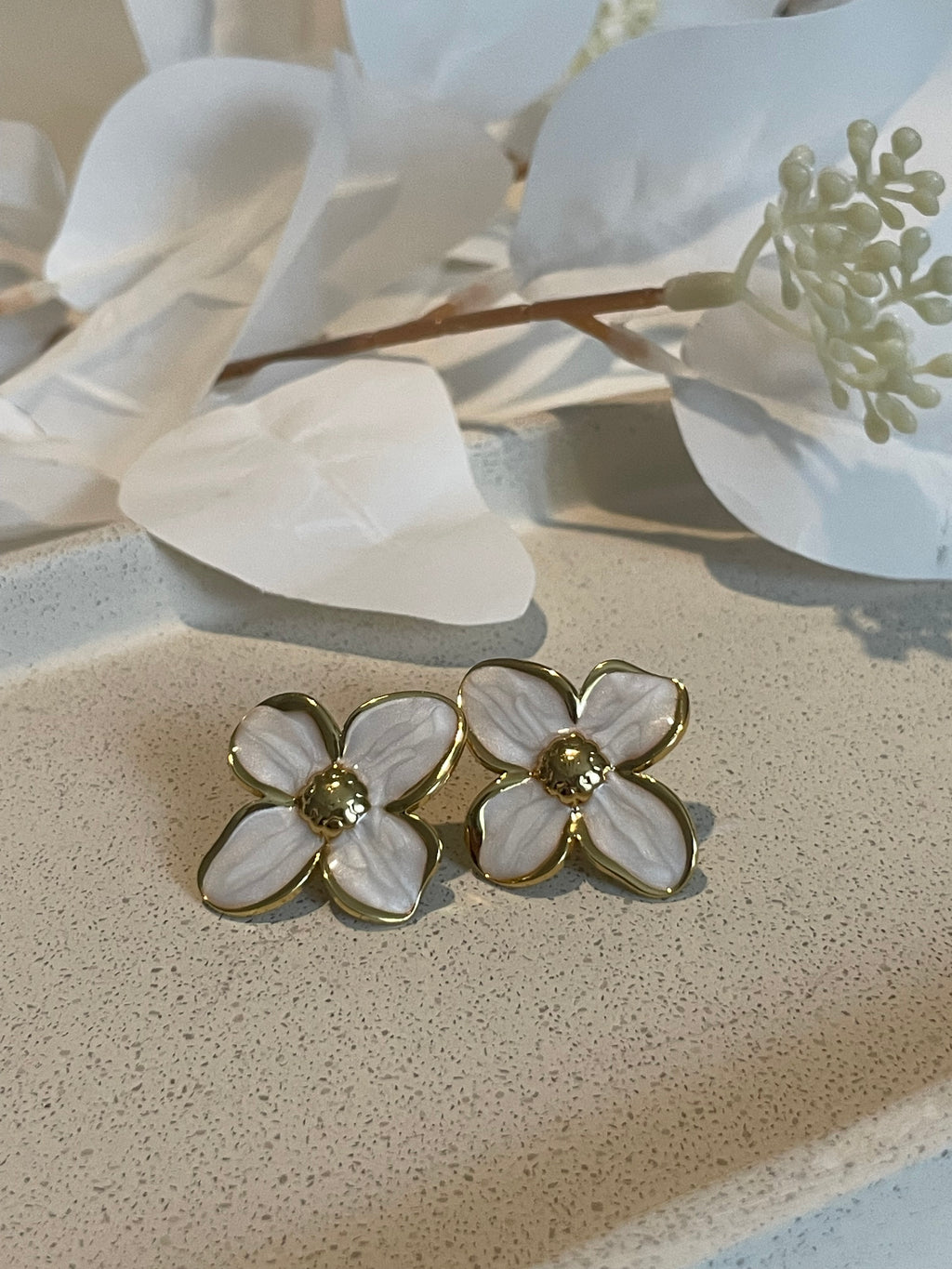Boucle d’oreille fleur blanche