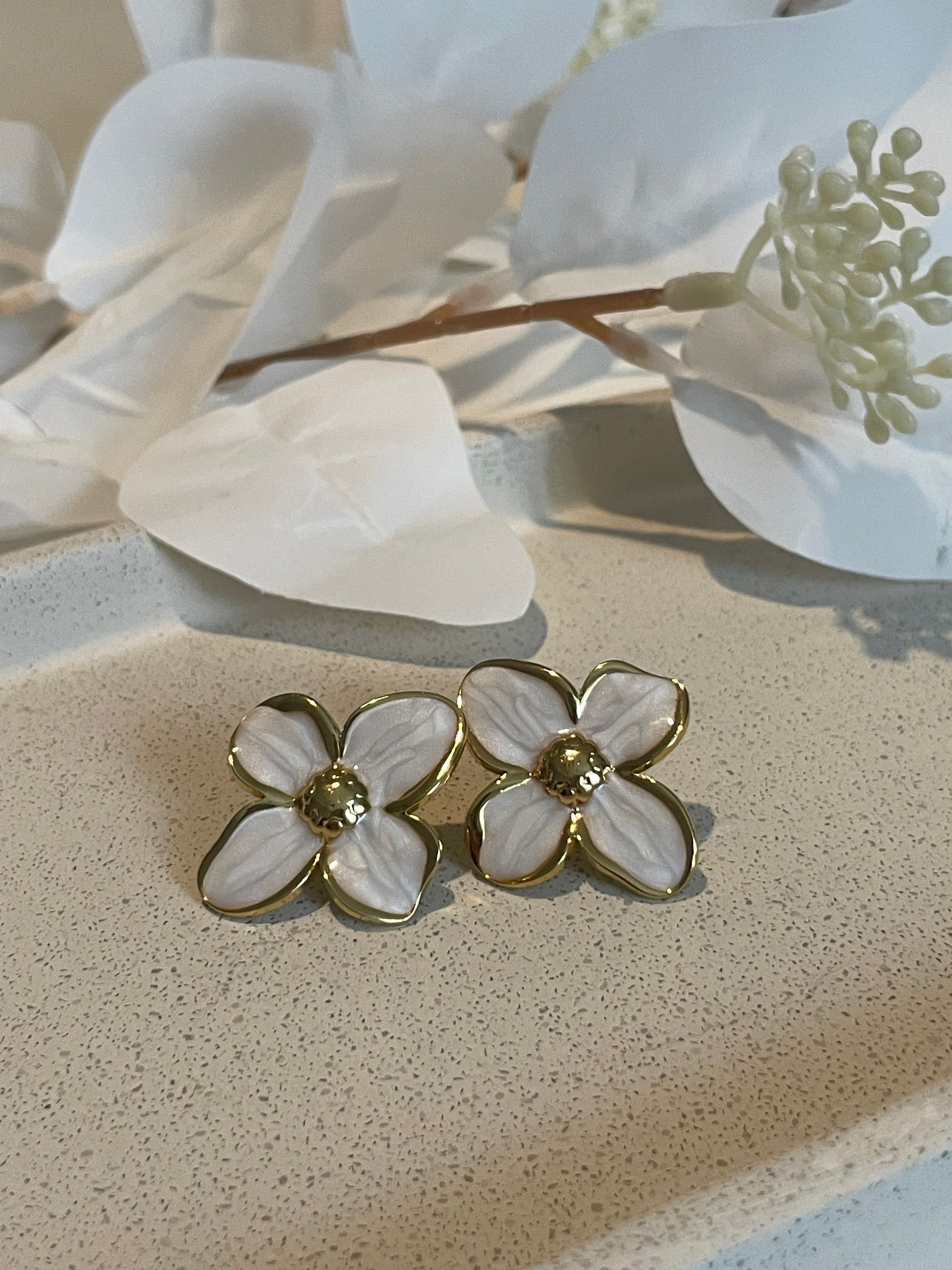 Boucle d’oreille fleur blanche