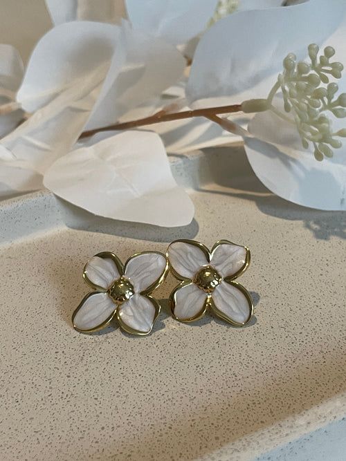 Boucle d’oreille fleur blanche
