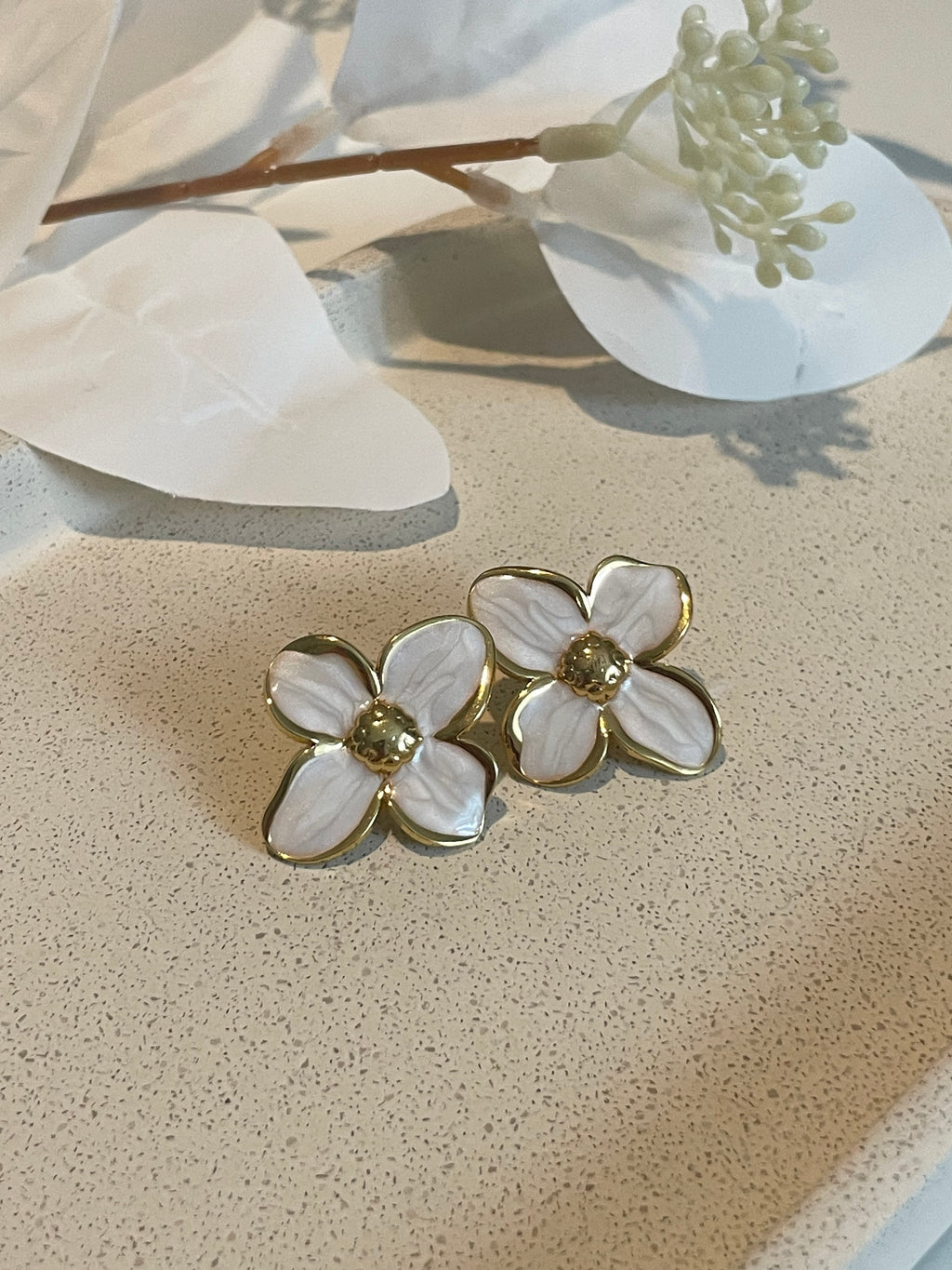 Boucle d’oreille fleur blanche